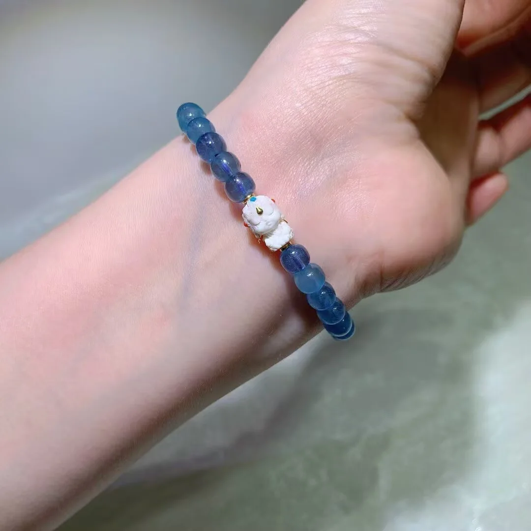 아쿠아마린 팔찌 · 딥 블루 · 화이트 조각 비즈 · 6.3mm — 디테일 사진