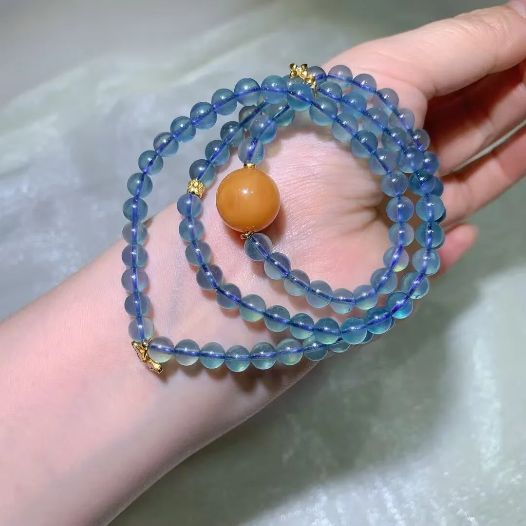 아쿠아마린 멀티 랩 팔찌 · 나비 참과 꿀빛 오렌지 비즈 · 6.5mm — 디테일 사진