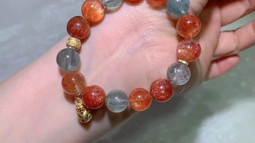 橙红闪光的阿鲁沙手链，间灰蓝与透明珠，配古法小坠