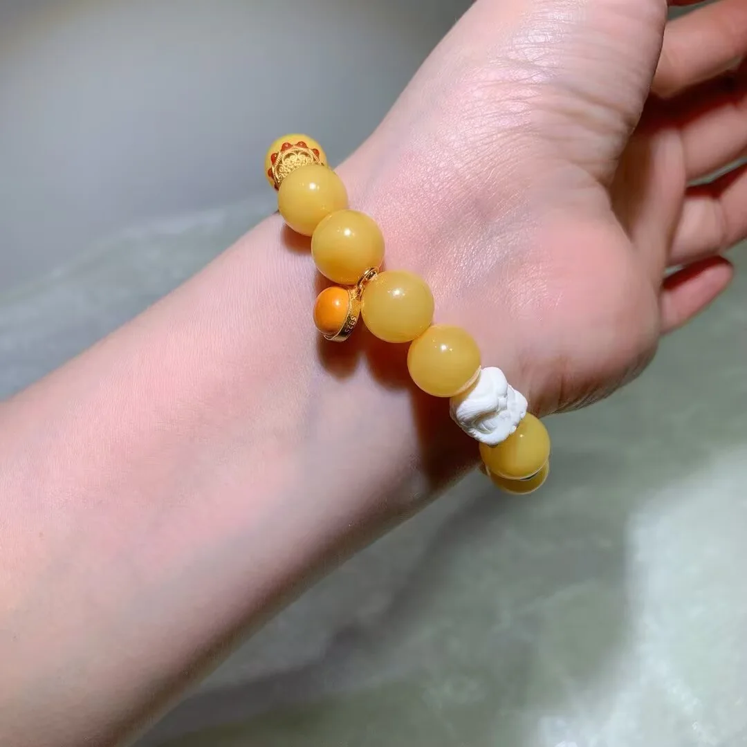 蜜蝋アンバー(鶏油黄) ブレスレット · 白い彫りチャームと彩りの珠 · 11.6mm