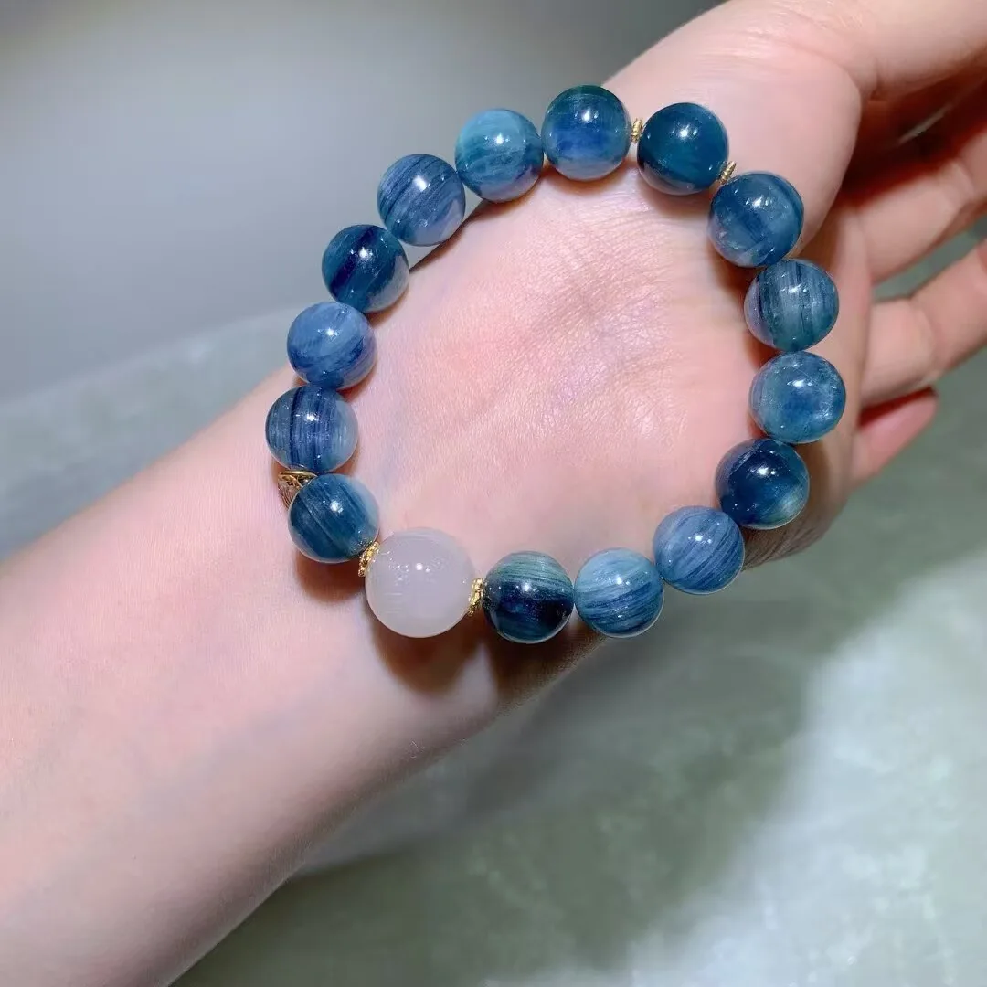 天然蓝绿晶手链（白兔毛珠与古法小坠 · 11.5mm） — 细节图
