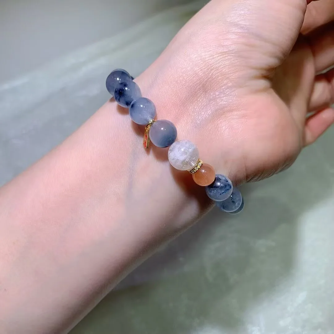 天然藍兔毛手鍊（白珠蜜桃珠與古法小墜 · 9.5mm） — 細節圖
