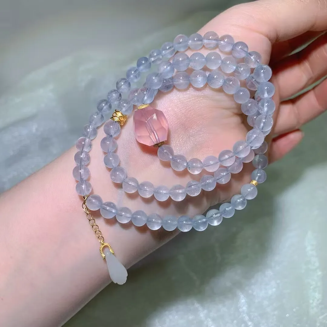 ブルーラビットヘアークォーツ 多重巻きブレスレット · ピンクのカット珠と白いしずくチャーム · 6.8mm — ディテール写真