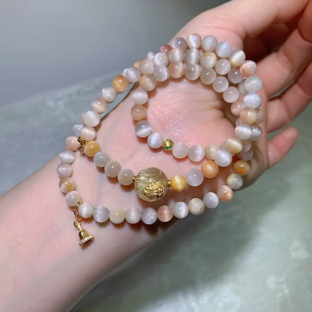天然貓眼彩兔毛多圈手鍊（古法紋飾主珠與小鈴墜 · 6.7mm） — 細節圖