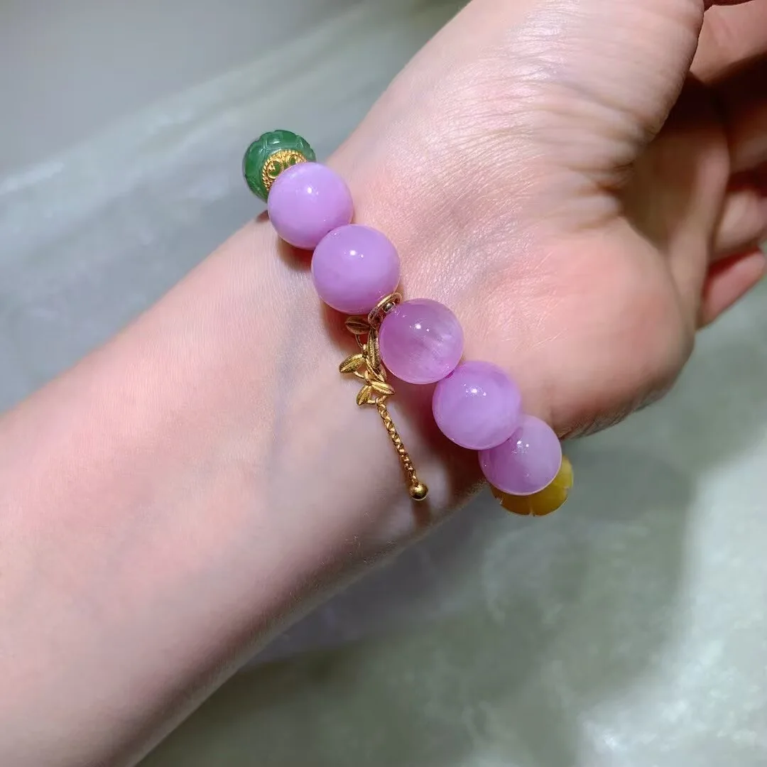 キャッツアイクンツァイト ブレスレット · 緑の彫り珠と葉のチャーム · 12.7mm — ディテール写真