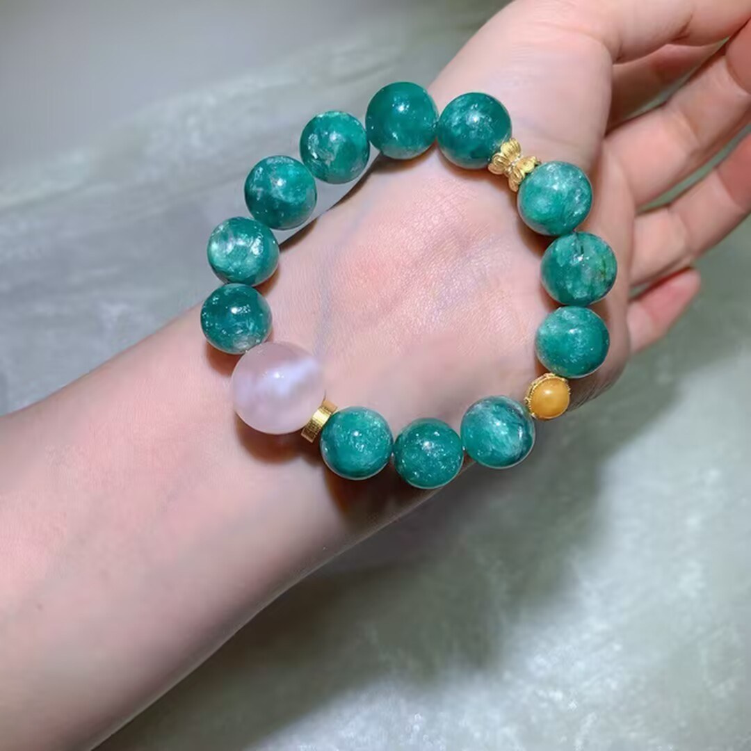 Natural emerald quartz bracelet with a pale pink accent bead