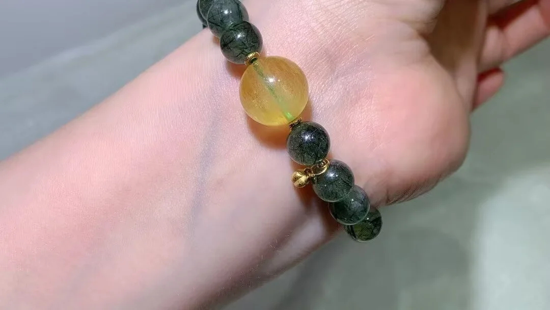 手首の緑の針が入ったグリーンルチルクォーツブレスレット