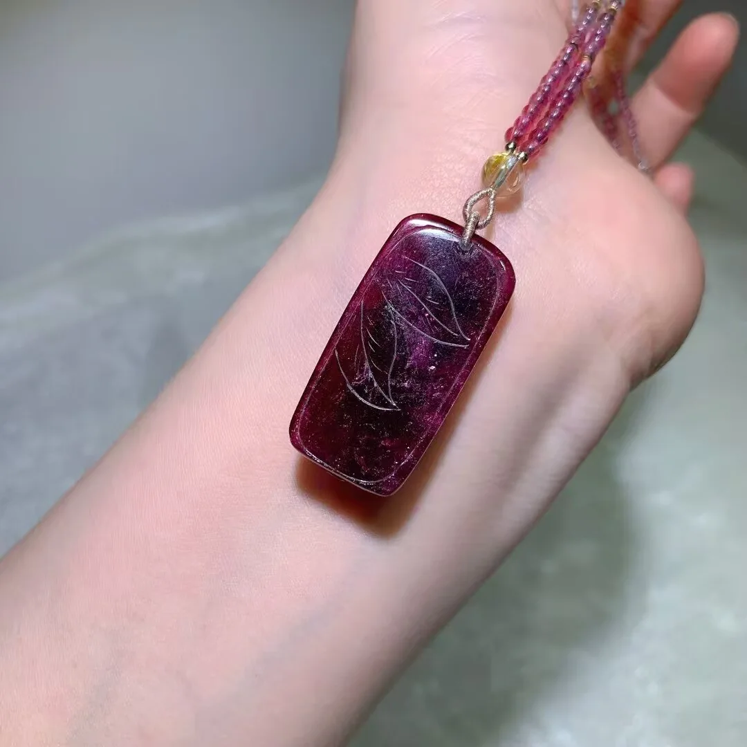 天然红碧玺吊坠项链(碧玺珠链雕花吊坠 · 39×19×6mm)