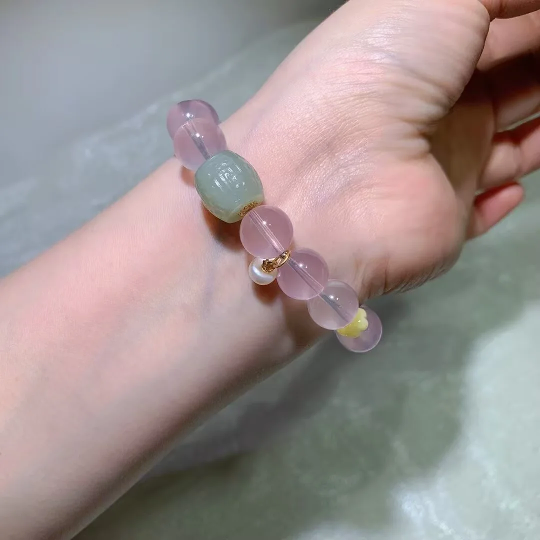 스타 로즈 쿼츠 팔찌 · 민트 배추 조각 비즈와 펄 드롭 · 11.6mm — 디테일 사진