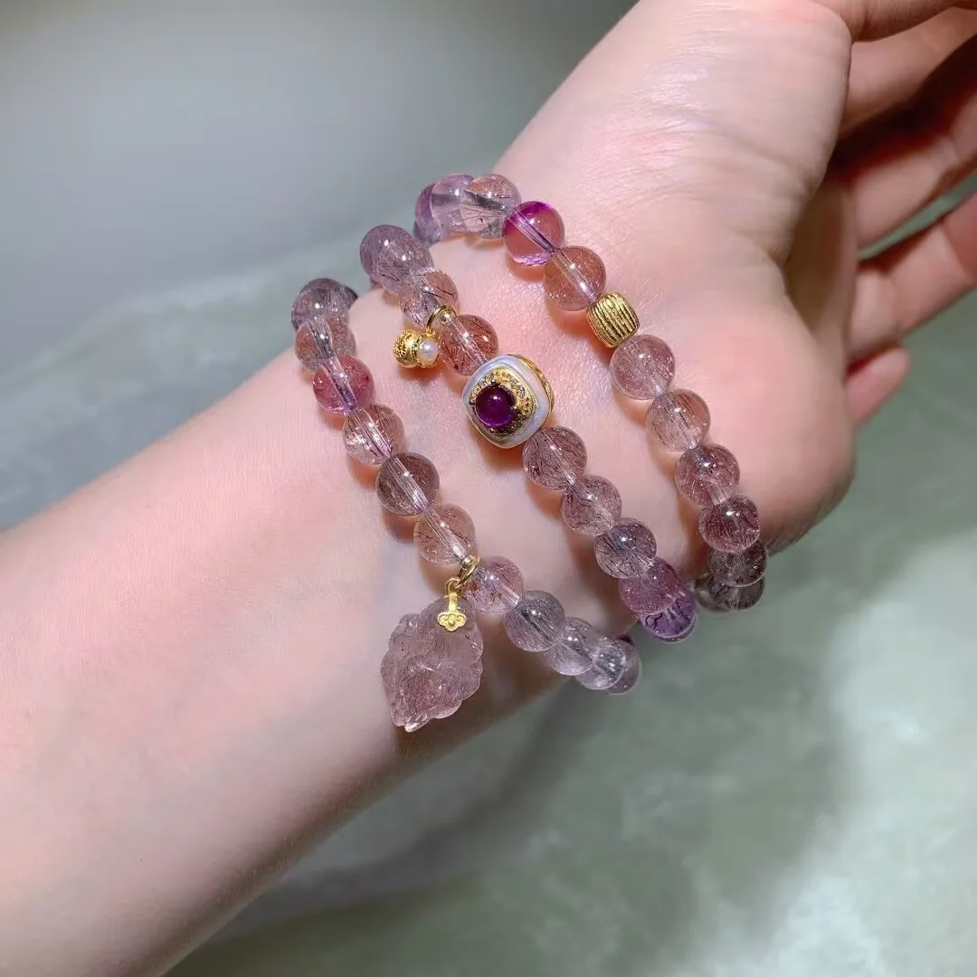 슈퍼 세븐 멀티 랩 팔찌 · 조각 참과 장식 비즈 · 7.6mm — 디테일 사진