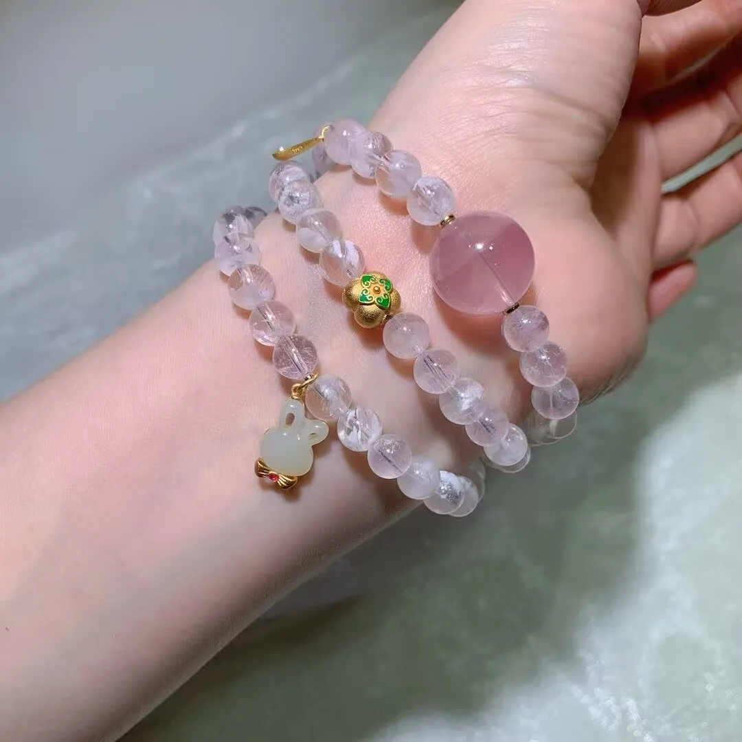 화이트 팬텀 쿼츠 멀티 랩 팔찌 · 핑크 메인 비즈와 토끼 참 · 7.5mm — 디테일 사진